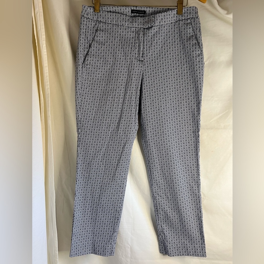EUC Audrey & Celine Size 4 navy and white capris